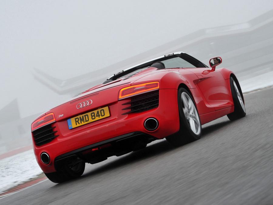  Audi R8 Spyder 2013 года  (UK) (фото 2 из 16)